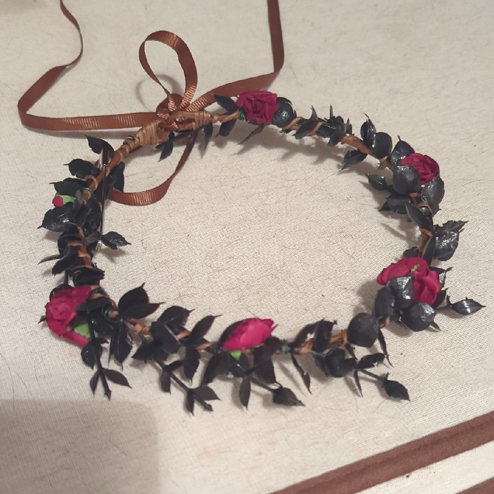 🟢 Black/Red plastic flower crown